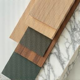 Närbild på olika trämaterial och ytprover